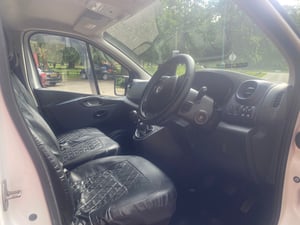 2015 Vauxhall Vivaro — photo 9 of 19