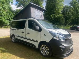 2015 Vauxhall Vivaro — photo 17 of 19