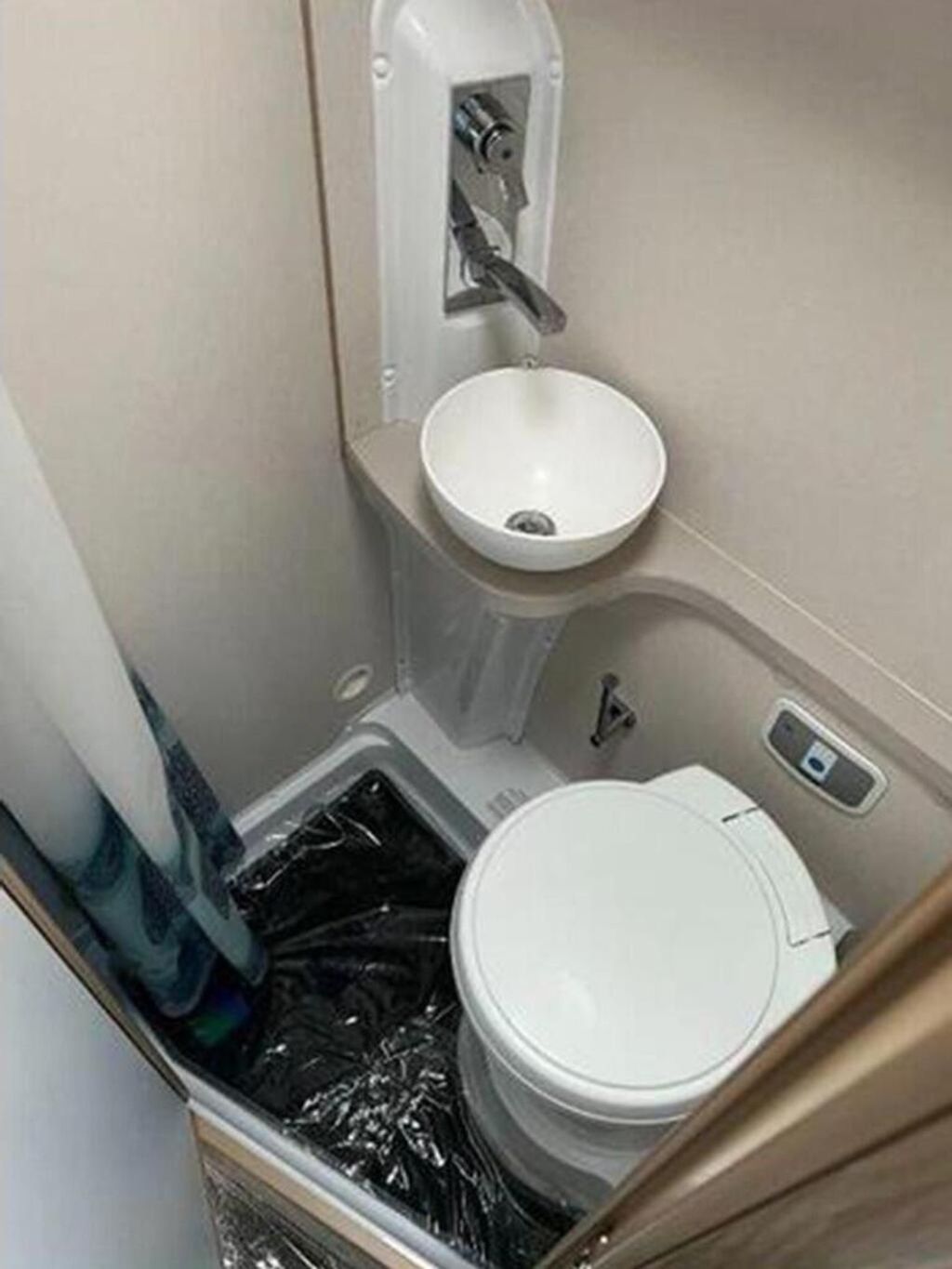 2019 Elddis CV40 Signature - Image 13