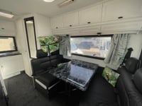 1995 Hymer B564 4 berth a class - Image 2