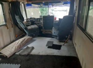 1994 Tiffin Alegro Tiffin Alegro 
Oshkosh running Gear and Cummins straight 6 engine — photo 17 of 19