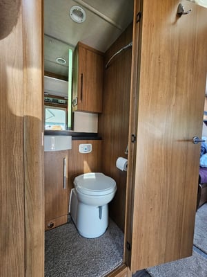 2013 Auto-Trail Apache 634 — photo 38 of 39