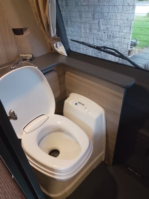 2016 Mercedes-Benz V230 — photo 12 of 12