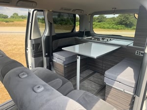 2005 Toyota Alphard — photo 2 of 12