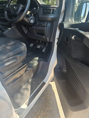 2023 Renault Trafic — photo 8 of 14