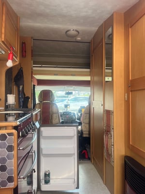 2004 Compass Avantgade 200 Lux Boxer 290 — photo 1 of 24