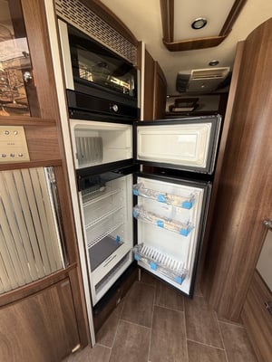 2012 Burstner Elegance — photo 38 of 41