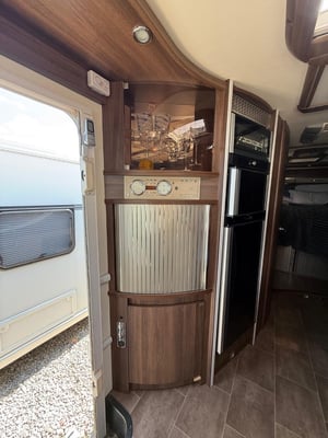 2012 Burstner Elegance — photo 40 of 41