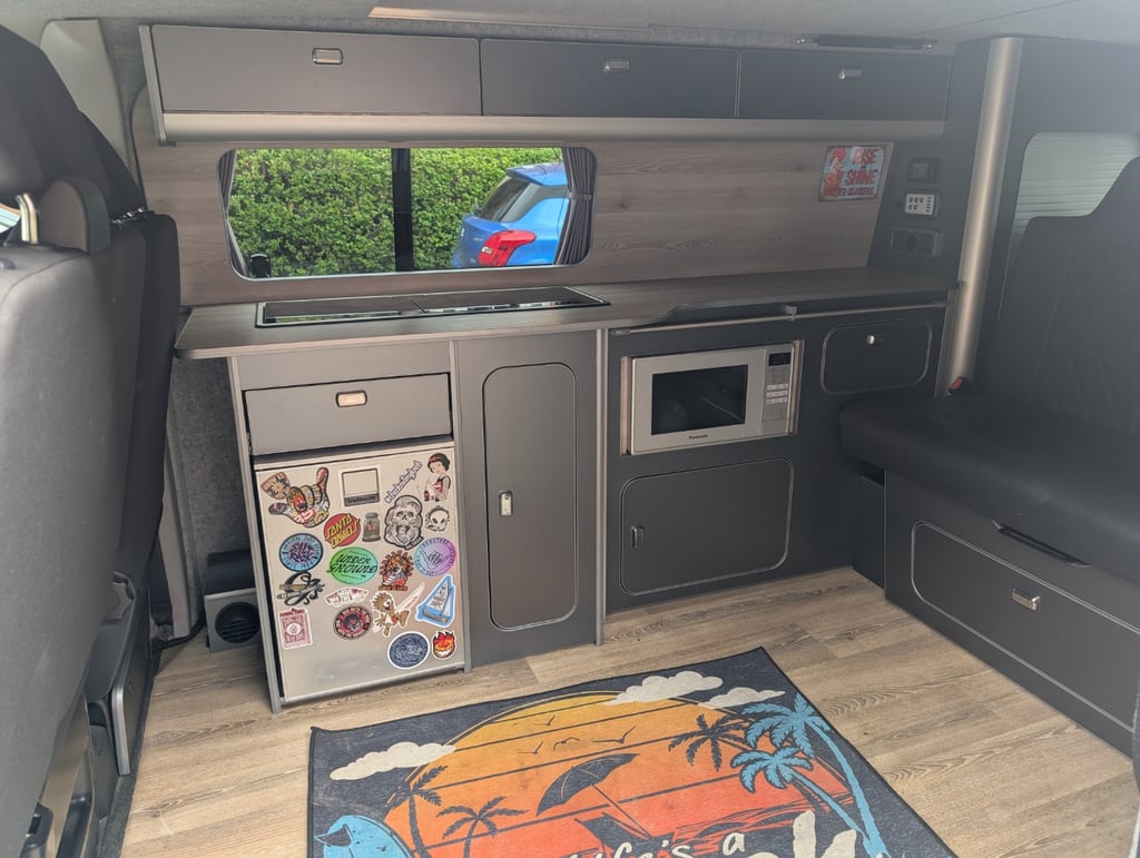 2017 Transporter t6 T6 pop top roof sliding bed in back fridge, microwave and hop - Image 1