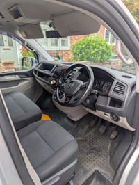 2017 Transporter t6 T6 pop top roof sliding bed in back fridge, microwave and hop - Image 2