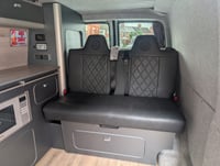 2017 Transporter t6 T6 pop top roof sliding bed in back fridge, microwave and hop - Image 4