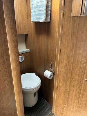 2016 Auto-Trail Comanche — photo 4 of 11