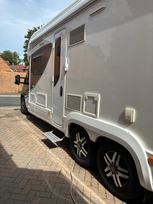 2016 Auto-Trail Comanche — photo 7 of 11