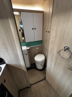 2020 Auto-Trail F-Line F60 — photo 12 of 22