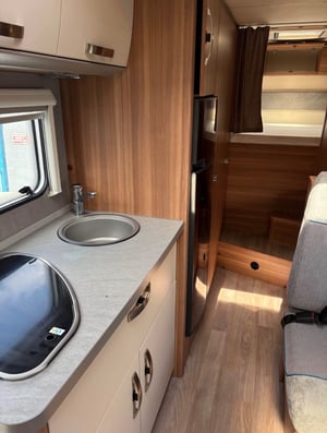 2018 Weinsberg Carahome 700 DG — photo 15 of 25
