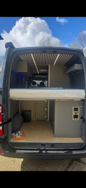 2023 Renault Master Custom Professional Conversion — photo 7 of 28