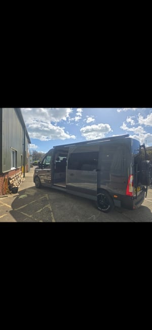 2023 Renault Master Custom Professional Conversion — photo 13 of 28