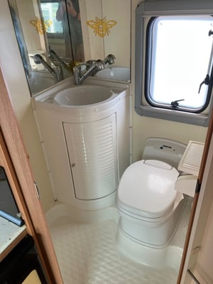 2016 Bela Easy Macau Motorhome — photo 9 of 19