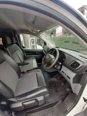 2020 Vauxhall Vivaro — photo 8 of 32