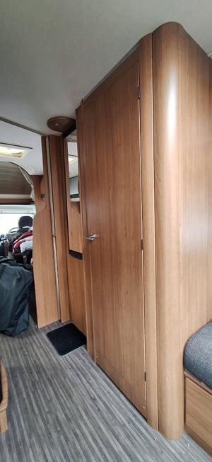 2012 Auto-Trail Apache 700 — photo 17 of 33