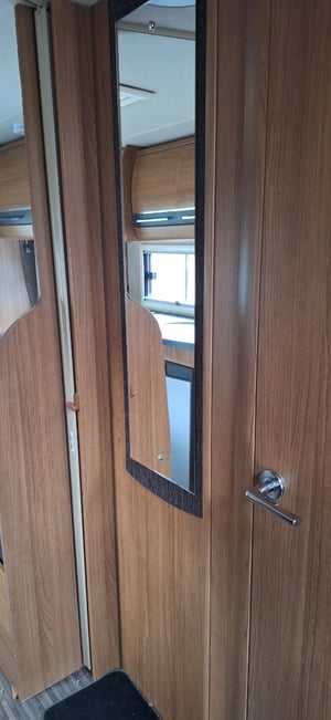 2012 Auto-Trail Apache 700 — photo 19 of 33