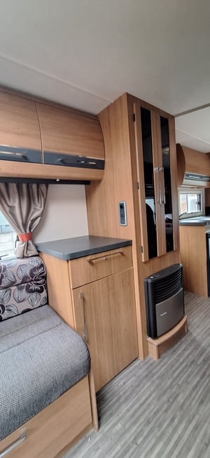 2012 Auto-Trail Apache 700 — photo 23 of 33