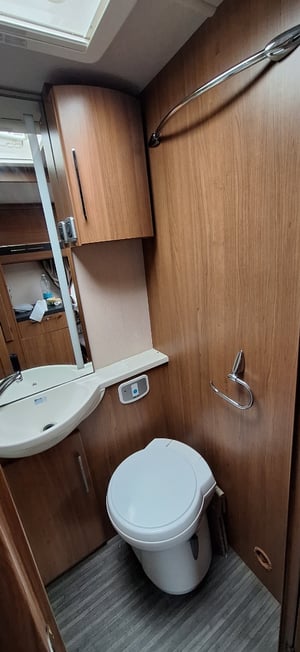 2012 Auto-Trail Apache 700 — photo 30 of 33