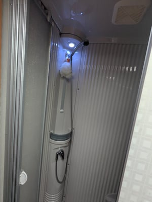 2006 Burstner Delfin T821 — photo 9 of 10