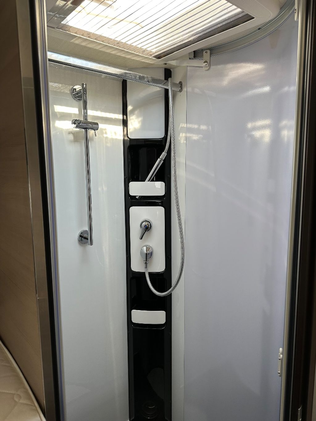 2016 Hobby Optima Deluxe - Image 8