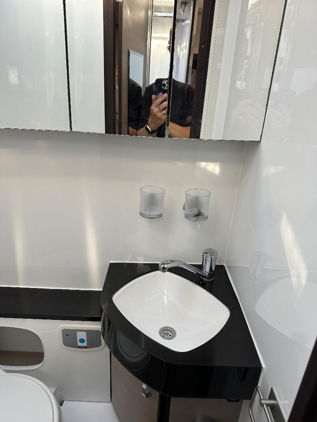 2016 Hobby Optima Deluxe - Image 28