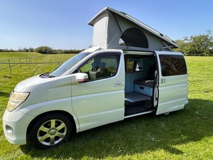 2006 Nissan  Elgrand  — photo 2 of 22