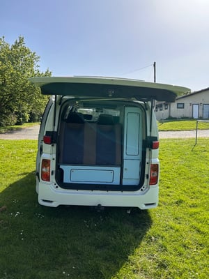2006 Nissan  Elgrand  — photo 11 of 22