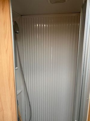 2005 Burstner Delfin 700 — photo 23 of 25