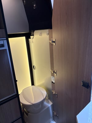 2018 Renault Trafic Camper Conversion — photo 16 of 50