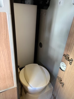 2018 Renault Trafic Camper Conversion — photo 40 of 50