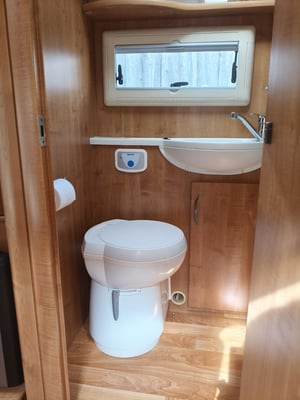 2010 Auto-Trail Tracker EKS — photo 9 of 67