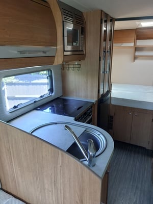 2015 Auto-Trail Apache 632 — photo 3 of 12