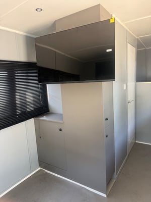 2010 Renault It’s a 7.5 ton 6 berth motorhome with 2 double beds and seating pulls into bed full kitchen area, full bathroom with shower and toilet , garage area. Awning — photo 4 of 15