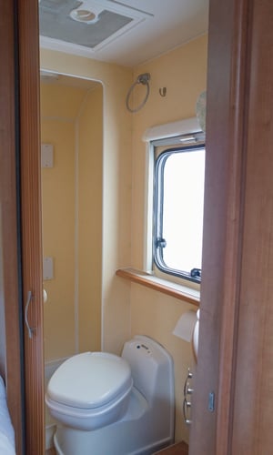 2004 Bessacarr E450 2-Berth Fixed Bed — photo 12 of 24