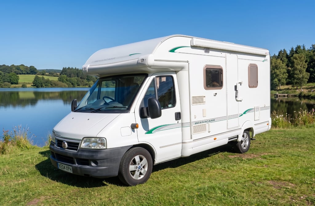 2004 Bessacarr E450 - 2 Berth Fixed Bed - Image 1