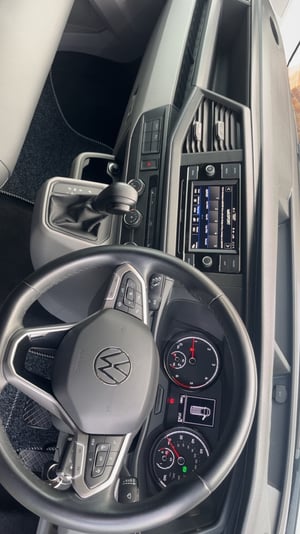 2022 Volkswagen Transporter T28 Highline TDI — photo 10 of 24