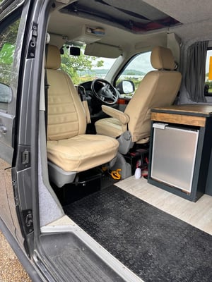 2010 Volkswagen Transporter — photo 4 of 7