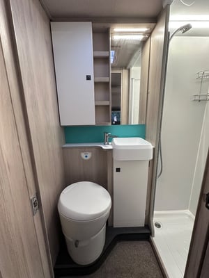 2023 Auto-Trail F-Line F70 — photo 12 of 17