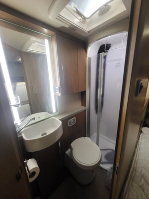 2017 Auto-Trail Tracker FB — photo 4 of 10