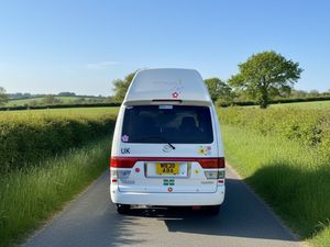 2000 Mazda Bongo Friendee 2.0 — photo 5 of 12
