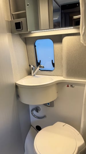 2022 Hymer Free — photo 18 of 37
