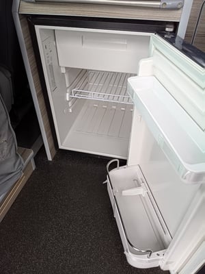 2004 Toyota Alphard — photo 9 of 22
