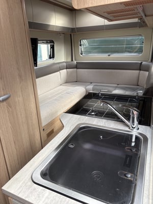 2024 Auto-Trail V-Line 610 Sport — photo 9 of 18