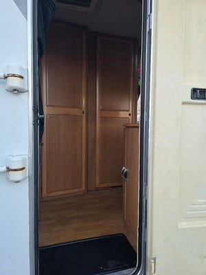 2005 Hymer B544 — photo 4 of 15