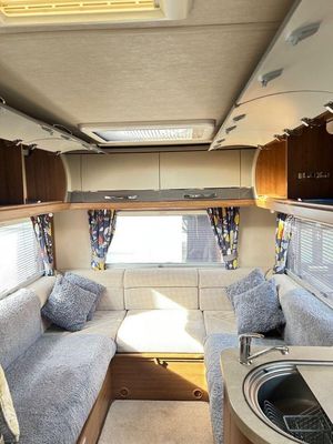 2017 Auto-Trail Apache 634 — photo 5 of 16